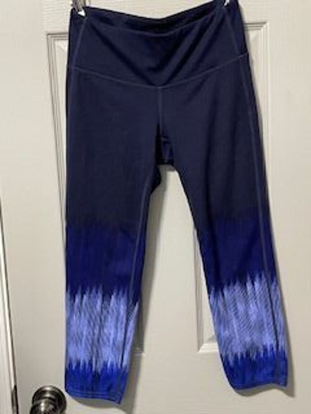 #B931 PRE-LOVED Athleta capri length leggings ombre/ tie-dye bottom size XSmall